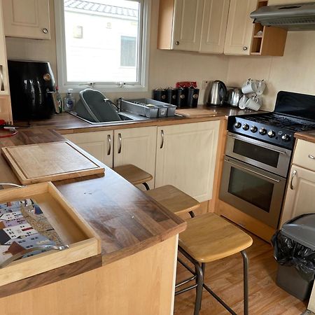 Cozy Camber Caravan 3 Bedroom Retreat With Decking Rye Exterior photo